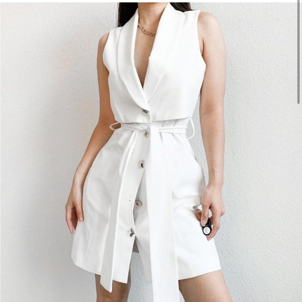 ZARA White Button Down Belted Waist Shirt Dress Size XS feels like a small.